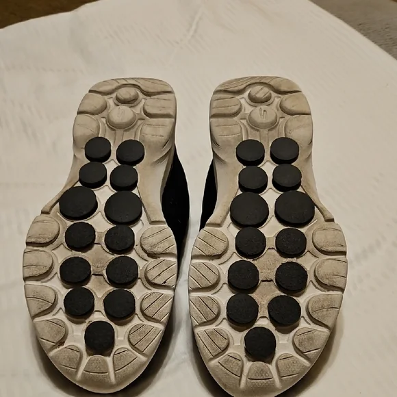 Skechers Black Sneakers with Breathable Mesh and Light Sole - Picture 5 of 9